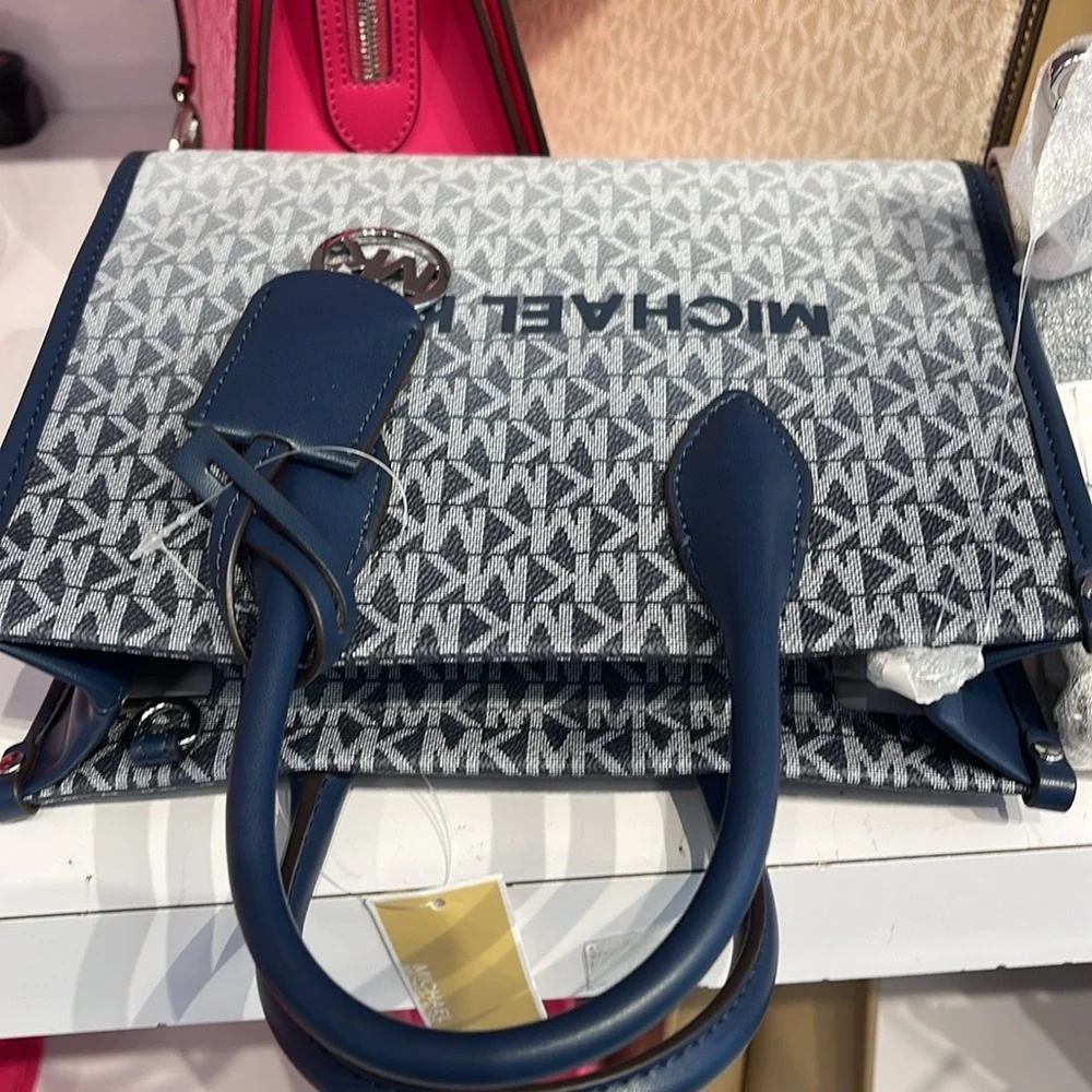 Michael Kors Mirella Small Ombré Signature Logo Crossbody Bag
Navy
NWT - Picture 14 of 16